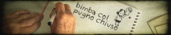 BIMBA COL PUGNO CHIUSO